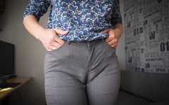 Đồng nghiệp hư hỏng quyến rũ bạn với ngón chân lạc đà trong chiếc quần jean bó sát