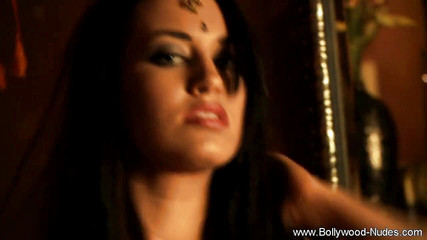 Bollywood Nudes: Nádherná holka tančí a ukazuje své sexy tělo