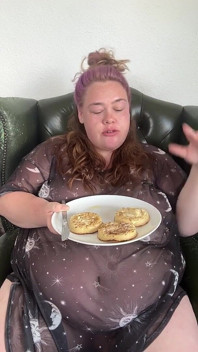 巨大的饥饿 bbw 在早餐时塞满自己