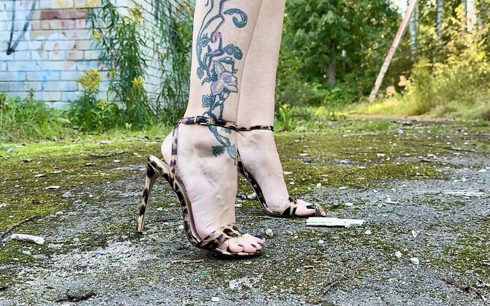 Julia domaina: 路边的新高跟鞋Stiletto Leopard凉鞋，靠近被毁的旧房子