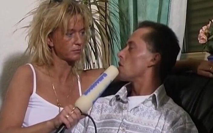 German Amateur Videos: キャスティングでチンポをしゃぶる巨乳のドイツ人レポーター