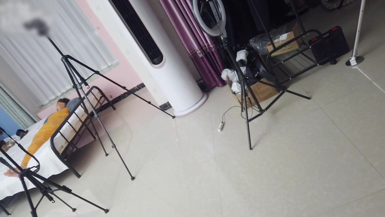 Asian bondage: З першої особи дівчина, обмотана скотчем з голови до п'ят, з її прекрасними босими ногами