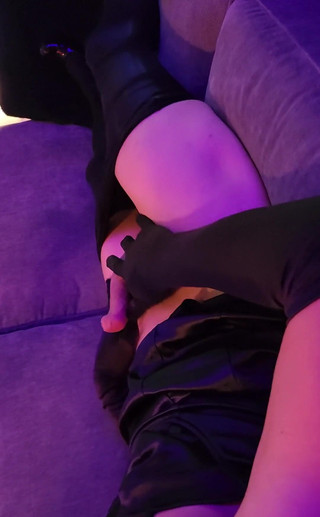 JessicaXD: Cítím se tak nezbedná v mých lesklých punčochách, saténových šatech a černých...