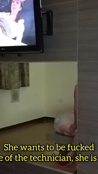 O gospodină amatoare îl fute pe tehnicianul care i-a reparat televizorul