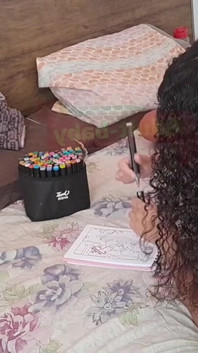 Joven aburrida de pintar decidió mandar pepino al culo