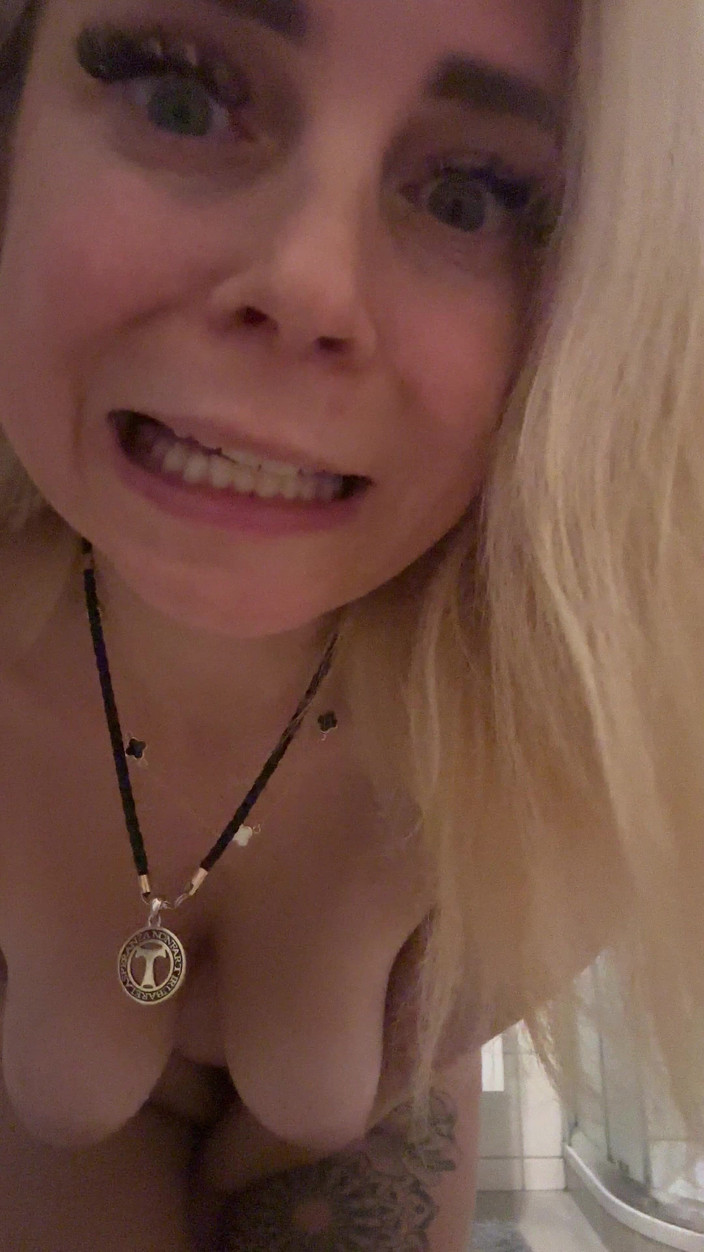 LarisaCum: 看看这婊子多脏！带我去头发，狠狠地做爱！