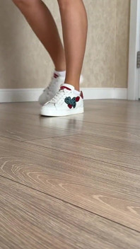 Meine Turnschuhe performen und flüstern happy birthday durch tapping