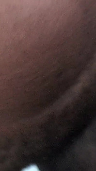 Büyük zenci yarağı aldatan orta yaşlı seksi kadın fışkırtarak boşalıyor