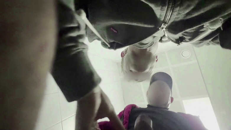 Throateman: 先生の厚いものは公衆トイレで吸い込まれる。生徒への平手拍手