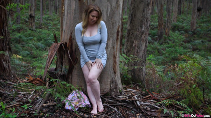 Girls Out West: Una miLF bionda dai grossi seni gioca con l'ano e...