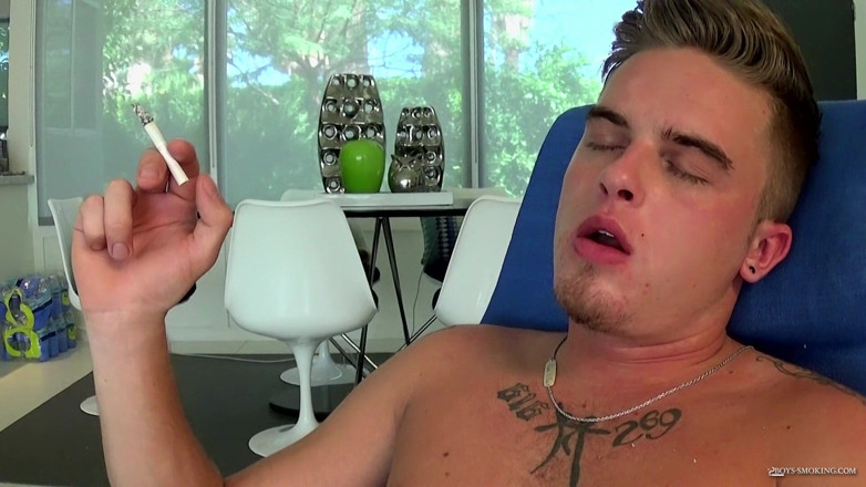 Boys Smoking: Felix Warner merokok dan mengusap