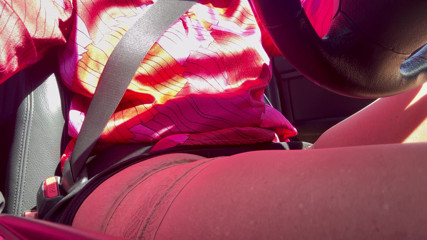 Step Mommy: 我在车里拉过来抚摸我的阴户，直到我达到强烈的高潮