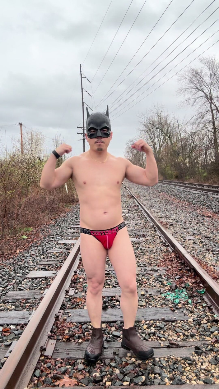 Barenakedmuscles: Deštěm nasáklý asijský bůh svalů v Jockstrap Skáče Pecs, ukazuje...