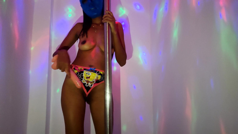 NEGRITA SEXY: Une fille mince et sexy se masturbe avec un gode...