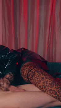 Dominante punheta com punheta arruinada, vestindo luvas de couro longas - milf em preto Pvc Raincoat Leopard Thigh High Boots Controls, CFNM