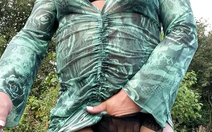 Kellycd2022: Amateur crossdresser Kellycd2022 sexy milf enjoying an evening drive out...