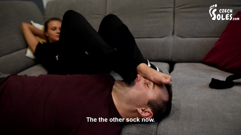 Czech Soles - foot fetish content: Gedomineerd om Megans sneakers, sokken en voeten te ruiken na...