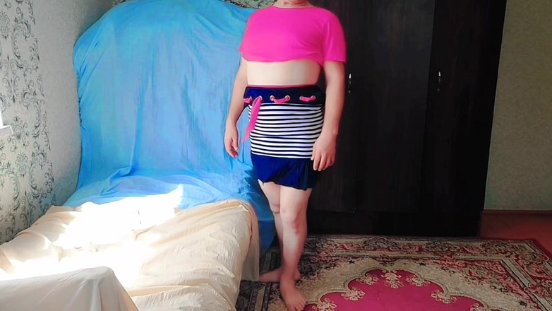 Kitty_Cross: Nádherná Sissy Pózuje s Glitter na jejích tvářích