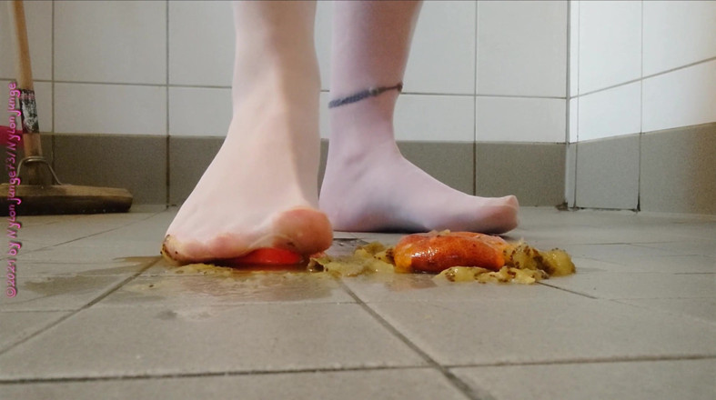 Carmen_Nylonjunge: Footplay in pantyhose with fruit