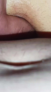 Un poco de semen se corre fuera de mi coño