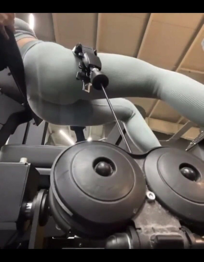 JuiceLussie: Bláznivé stříkání při tréninku v tělocvičně