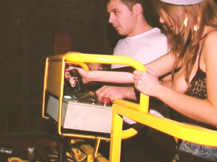 DARVASEX: Futai în Locuri - 3_sexy brunetă în lenjerie care face sex pe depozitul crane