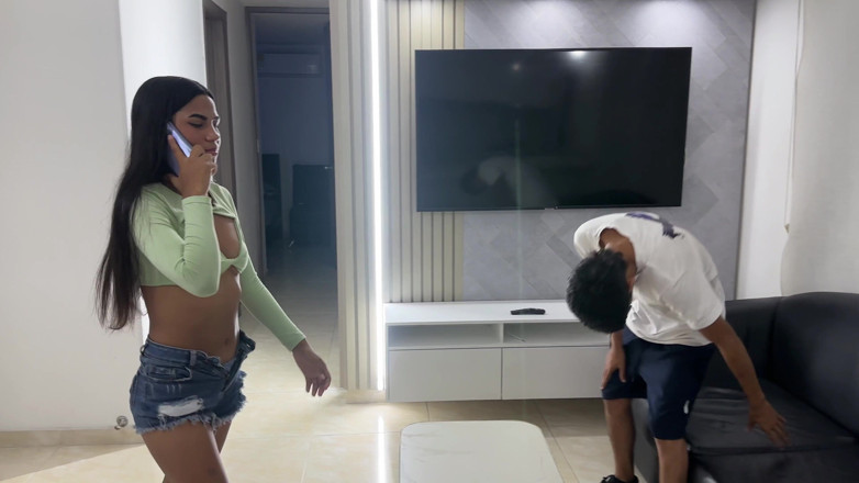 Erickandzoe: Mientras Mi Sexi Cachonda Amiga Habla En Llamada Con Su...