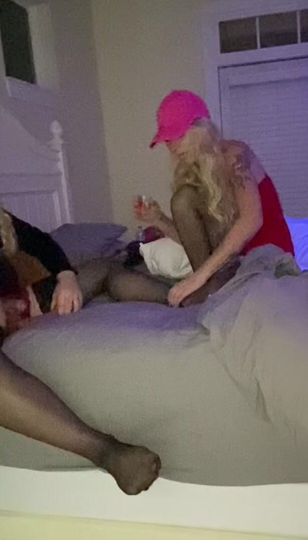 MadisonCD2025: Istri hot dan suami ngentot gaya doggy di ranjang sambil...