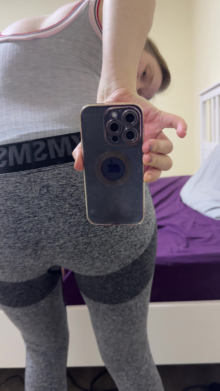 SweetLucy96: बहुत बढ़िया बॉडी और स्किन-टाइट लेगिंग