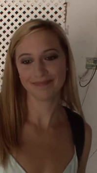 Ragazza bionda succhia il cazzo del vicino