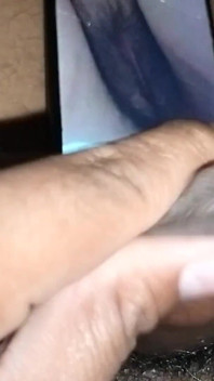 Pocta masturbace po zhlédnutí náhodné kundičky a prsou Desi nesestříhané černé thik dick masturbace