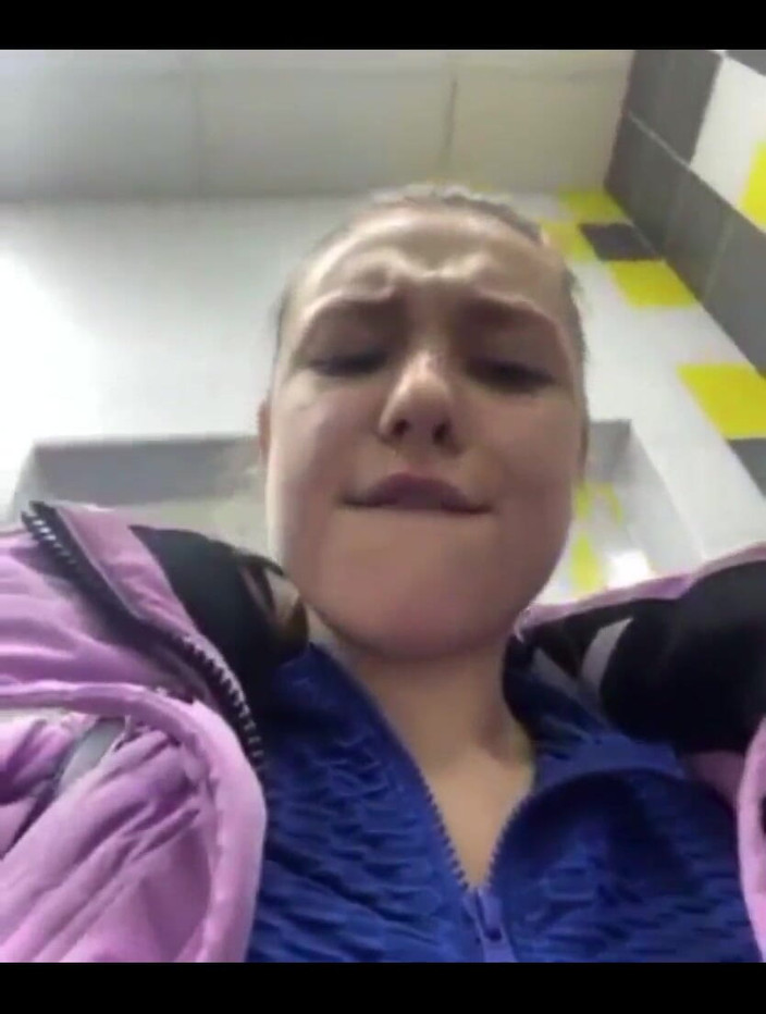 JuiceLussie: Soyunma odasında mastürbasyon yakın çekim