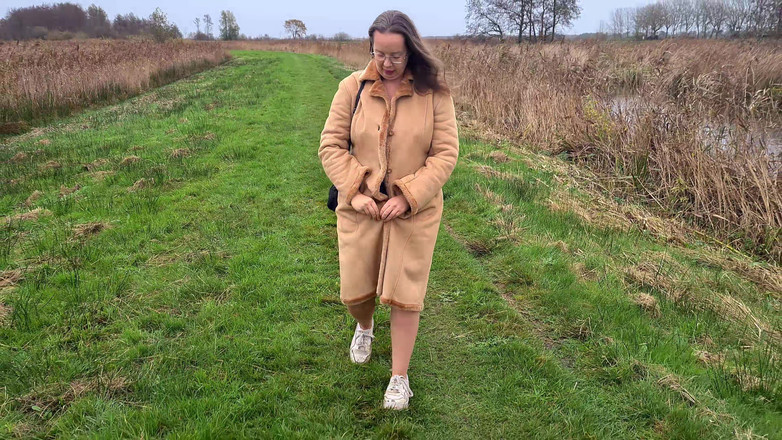 Alison Robell: Mergând cu o haină lungă fără nimic dedesubt!