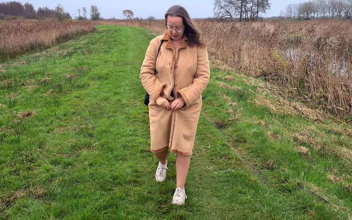 Alison Robell: Lopen met een lange jas zonder iets eronder!