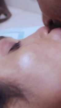 热辣性感的女孩浪漫按摩性爱