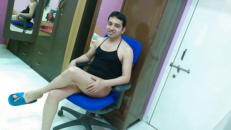 Cute & Nude Crossdresser: Dolce sissy travestito effeminato sweet lecca-lecca in un top, perizoma...