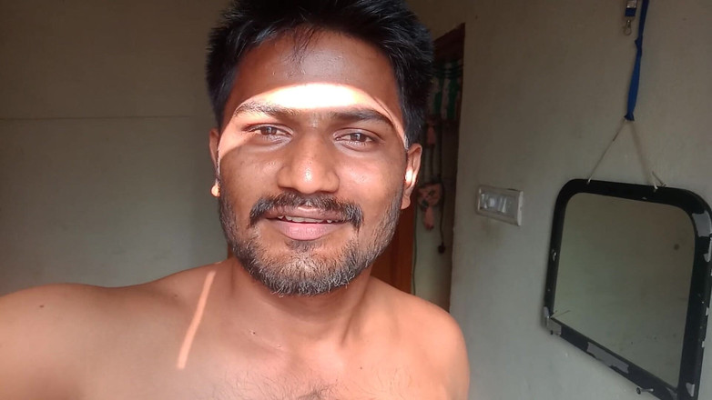 KUMBHA MANOJ KUMAR: 러브 모드에서 표정을 시작하는 플래시 맨