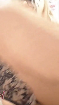Ik laat een beetje zien hoe het zal zijn als je een date met mij regelt en, pratend over de mannen in de pornobioscoop cumm