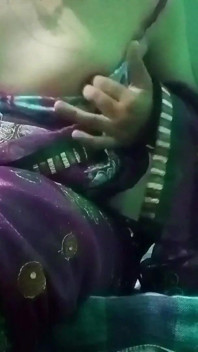 Travestito gay indiano in Sari rosa sprege e munge le sue tette così forte e godendo il sesso hardcore