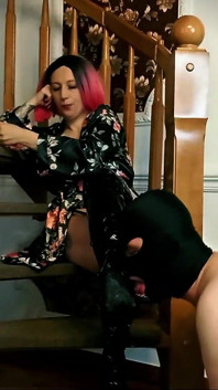 เลดี้แองเจล่า สาว submissive นมัสการ รองเท้าบูทสูงถึงต้นขา