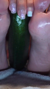 Je vais continuer à jouer avec mon gode pendant que tu éjacules sur mes pieds