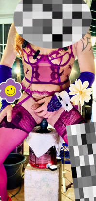 TS Latina Sexy Lingerie Berjalan Di Luar Dengan Dildo Dubur