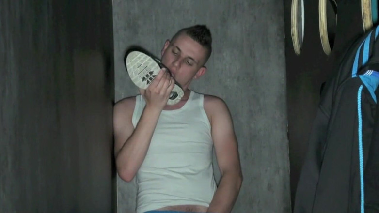 Sneaker gay: Смокчіть прямо в глоріхолі і нюхайте кросівки