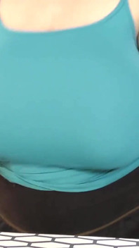 Enorme loira de peitos naturais passando roupa em casa
