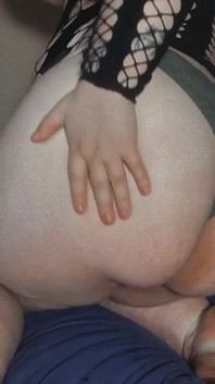 Velká kráska v Bodystocking škádlení její velké kozy a velký zadek