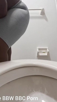 Zoufalá pro držení čůrání, dokud budu moci chcaní na záchodě