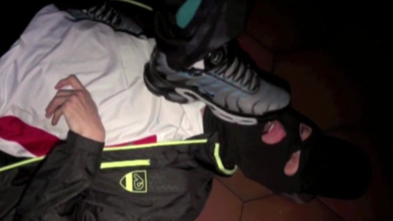 Sneaker gay: रंडी 2 टॉप स्नीकर्स लड़कों द्वारा वीर्य निकालती है