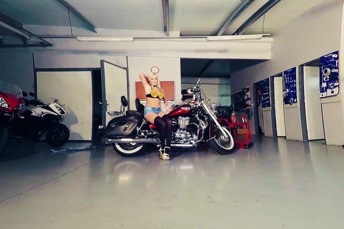 Bikes And Babes TV: Daisy lee di garasi moto