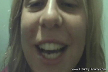 Chubby Blondy: Kanepede ateşli amatör eğlence