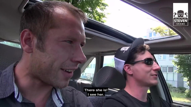 Steven Shame: Trekant utomhus sexdatum: Blondie njuter av två stora kukar